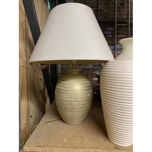 1085 - A LARGE TABLE LAMP PLUS THREE LARGE VASES