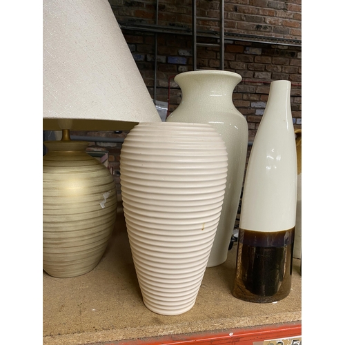 1085 - A LARGE TABLE LAMP PLUS THREE LARGE VASES