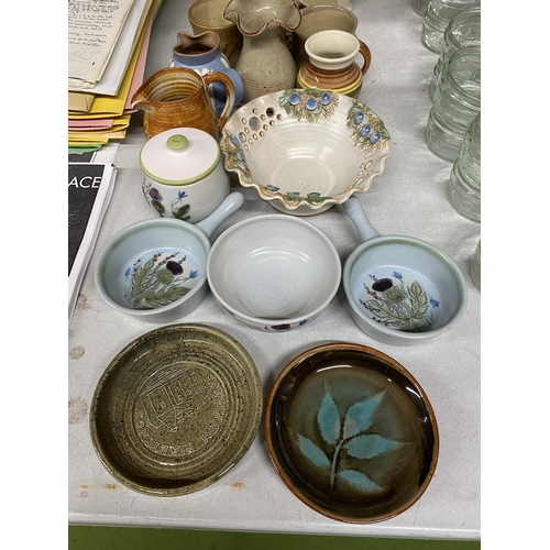 1106 - FOUR PIECES OF PORTOBELLO, SCOTLAND POTTERY TO INCLUDE A LIDDED PRESERVE POT, BOWL AND TWO SMALL COO... 