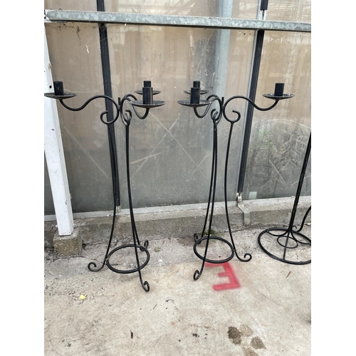 1520 - A PAIR OF BLACK METAL THREE BRANCH CANDELABRAS (H:72CM)