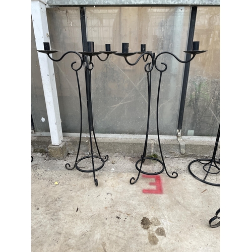 1521 - A PAIR OF BLACK METAL THREE BRANCH CANDELABRAS (H:72CM)