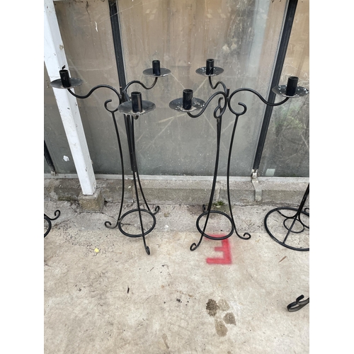 1523 - A PAIR OF BLACK METAL THREE BRANCH CANDELABRAS (H:72CM)