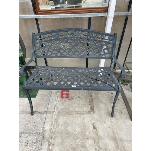 1533 - A DECORATIVE METAL TWO SEATER GARDEN BENCH