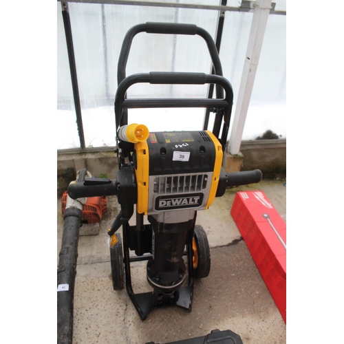 39 - AS NEW 110V DEWALT JACK HAMMER D25981LX NO VAT