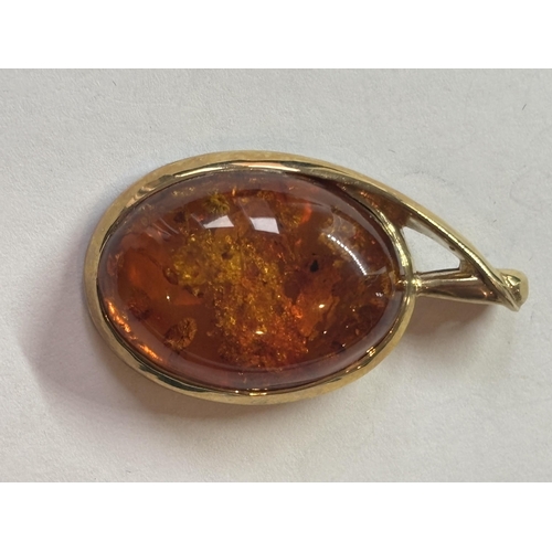 514 - A 9 CARAT GOLD AND AMBER PENDANT IN A PRESENTATION BOX