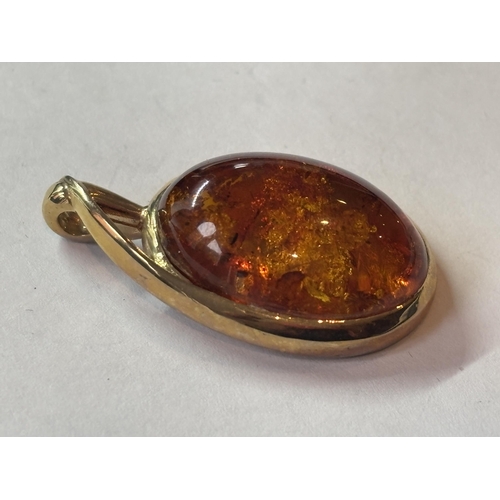 514 - A 9 CARAT GOLD AND AMBER PENDANT IN A PRESENTATION BOX