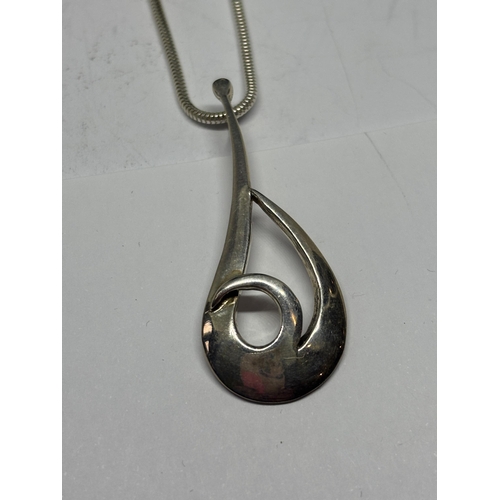 515 - A MARKED SILVER NECKLACEAND PENDANT IN A PRESENTATION BOX