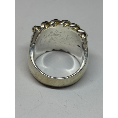 522 - A HEAVY SILVER GENTS RING