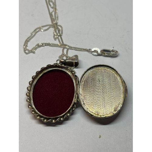 548 - A SILVER NECKLACE WITH SILVER LOCKET IN A PRESENTATION BOX