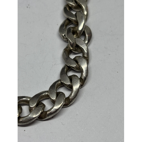 553 - A HEAVY WRIST CHAIN MARKED BN70