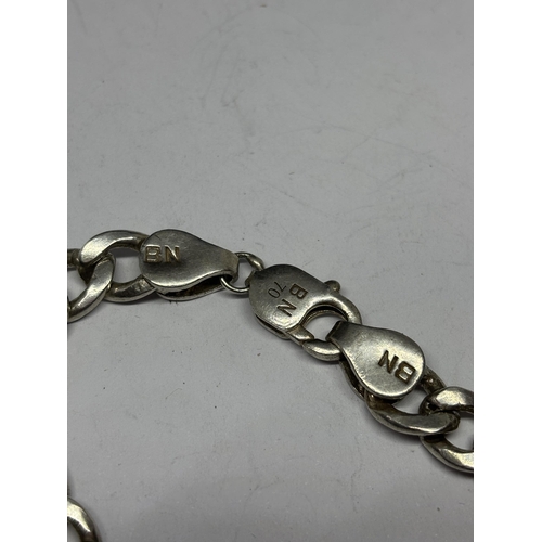 553 - A HEAVY WRIST CHAIN MARKED BN70