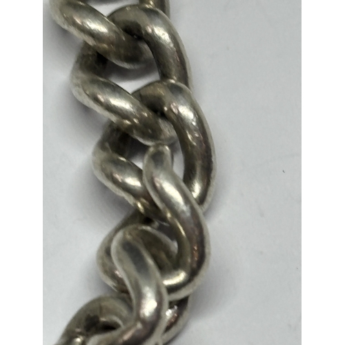 577 - A HEAVY SILVER WRIST CHAIN