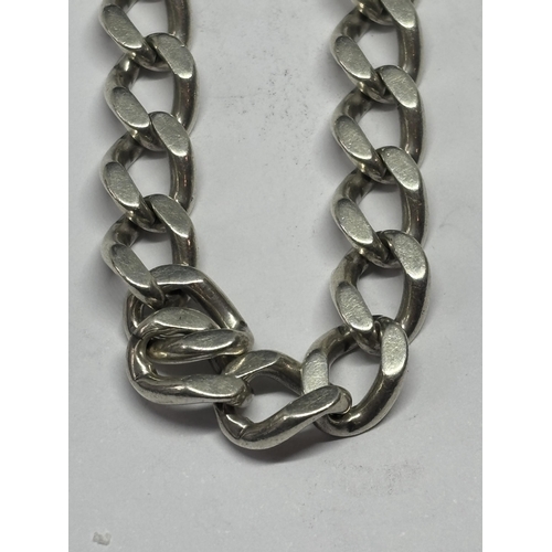 585 - A HEAVY SILVER WRIST CHAIN