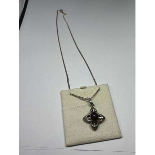 602 - A SILVER AND AGATE STONE NECKLACE IN A PRESENTATION BOX