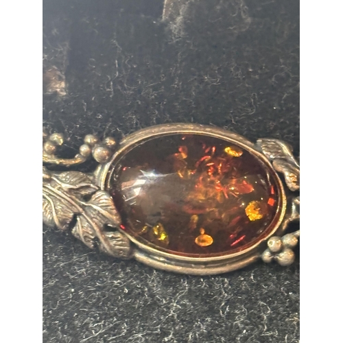 609 - A SILVER AND AMBER BROOCH IN A PRESENTATION BOX