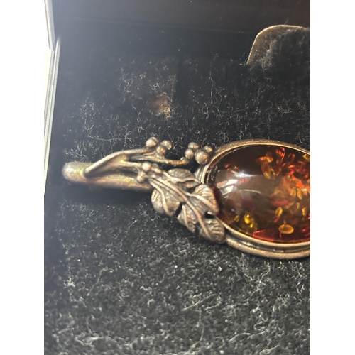 609 - A SILVER AND AMBER BROOCH IN A PRESENTATION BOX