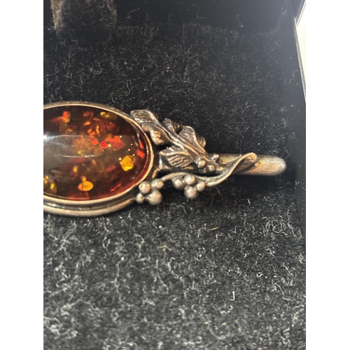 609 - A SILVER AND AMBER BROOCH IN A PRESENTATION BOX