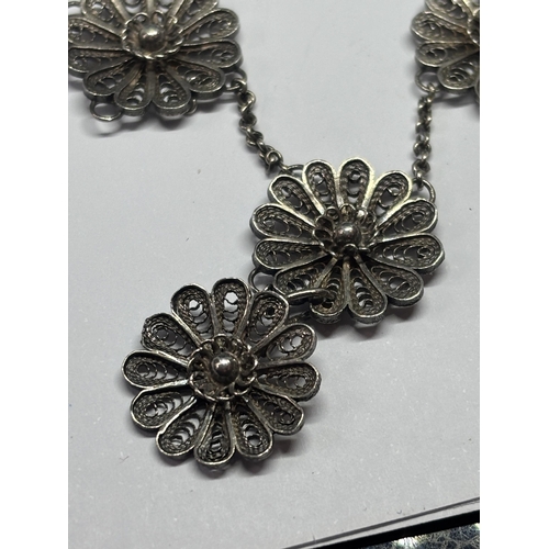 615 - A SILVER FLOWER NECKLACE IN A PRESENTATION BOX