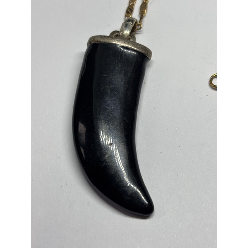 620 - A HEAVY ONYX TIGERS TOOTH ON A CHAIN