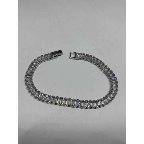 627 - A MARKED 925 SILVER TENNIS BRACELET IN A PRESENTATION BOX