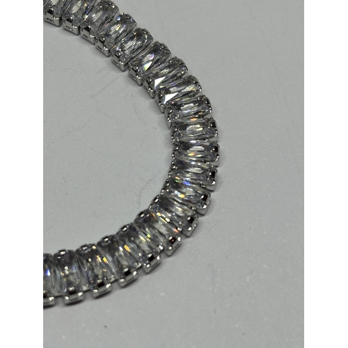 627 - A MARKED 925 SILVER TENNIS BRACELET IN A PRESENTATION BOX