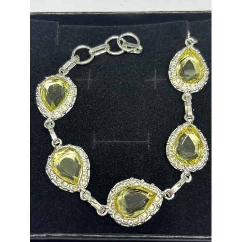 634 - A MARKED 925 SILVER BRACELET WITH LIME GREEN STONES