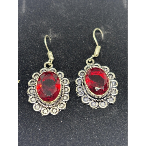 635 - A PAIR OF MARKED 925 SILVER EARRINGS WITH RED STONES IN A PRESENTATION BOX