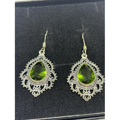 637 - A PAIR OF MARKED 925 SILVER AND GREEN STONE EARRINGS IN A PRESENTATION BOX