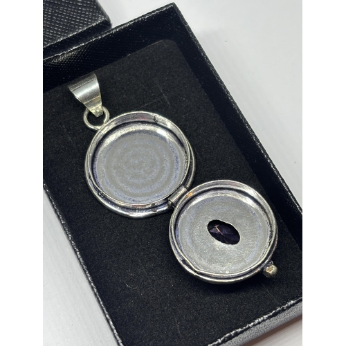 641 - A MARKED 925 SILVER TRINKET BOX PENDANT IN A PRESENTATION BOX