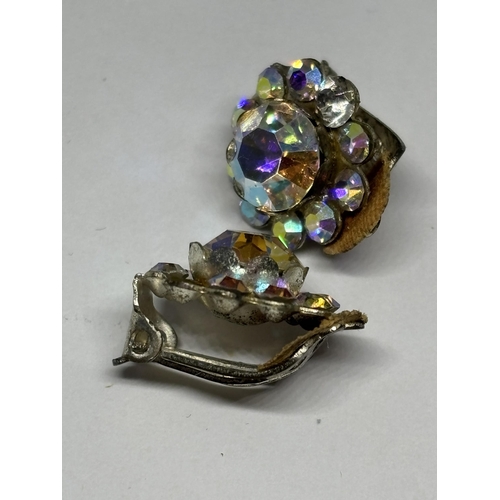 653 - A VINTAGE CLEARSTONE BROOCH AND MATCHING EARRINGS IN A PRESENTATION BOX