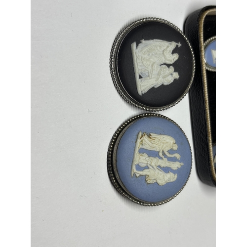 656 - FIVE WEDGWOOD JASPERWARE ITEMS TO INCLUDE A BLACK BROOCH, BLUE BROOCH, TWO BLUE RINGS AND A BLUE PEN... 