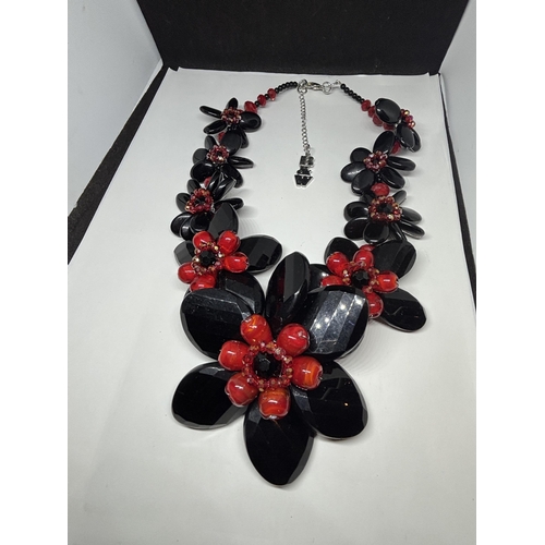 657 - A B&W BLACK AND RED STONE FLOWER DESIGN NECKLACE