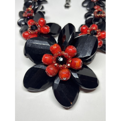 657 - A B&W BLACK AND RED STONE FLOWER DESIGN NECKLACE