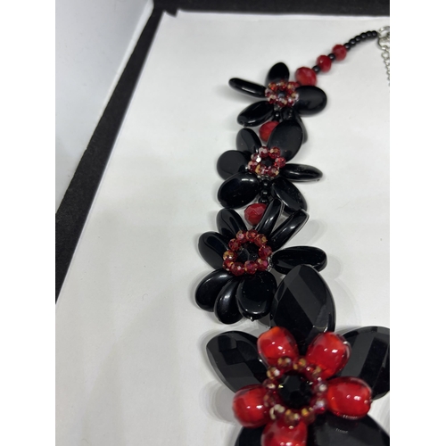 657 - A B&W BLACK AND RED STONE FLOWER DESIGN NECKLACE