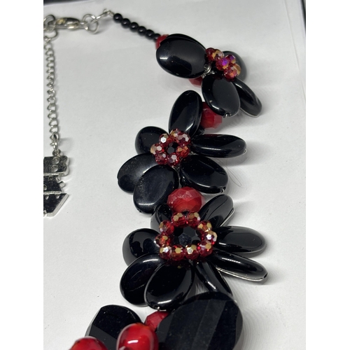 657 - A B&W BLACK AND RED STONE FLOWER DESIGN NECKLACE