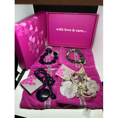 662 - FOUR LOLA ROSE ITEMS TO INCLUDE TWO NECKLACES AND TWO BRACELETS IN POUCHES WITH ORIGINAL PRESENTATIO... 