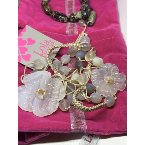 662 - FOUR LOLA ROSE ITEMS TO INCLUDE TWO NECKLACES AND TWO BRACELETS IN POUCHES WITH ORIGINAL PRESENTATIO... 