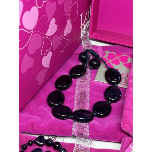 662 - FOUR LOLA ROSE ITEMS TO INCLUDE TWO NECKLACES AND TWO BRACELETS IN POUCHES WITH ORIGINAL PRESENTATIO... 