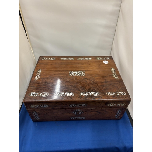 2 - A LATE 19TH CENTURY ROSEWOOD WITH INLAND MOTHER OF PEARL SEWING BOX WITH LIFT OUT LID CONTAINING MOT... 