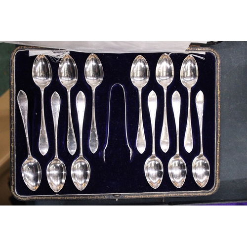 105 - A BOXED SET OF 12 HALLMARKED SHEFFIELD SPOONS AND SUGAR TONGS, TOTAL WEIGHT 191g