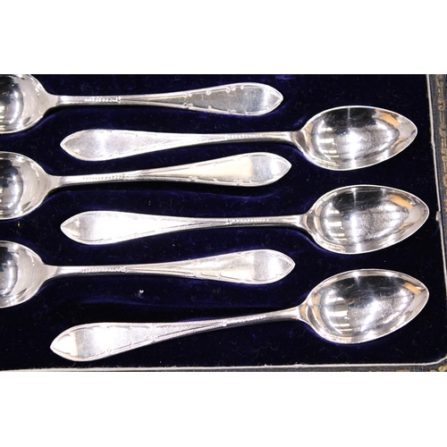 105 - A BOXED SET OF 12 HALLMARKED SHEFFIELD SPOONS AND SUGAR TONGS, TOTAL WEIGHT 191g