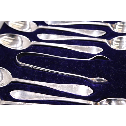 105 - A BOXED SET OF 12 HALLMARKED SHEFFIELD SPOONS AND SUGAR TONGS, TOTAL WEIGHT 191g