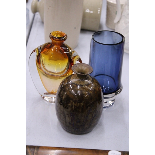 112 - A SIGNED SWEDISH ART GLASS VASE TOGETHER WITH A KARLIN RUSHBROOKE AMBER ART GLASS BOTTLE AND A HAND ... 