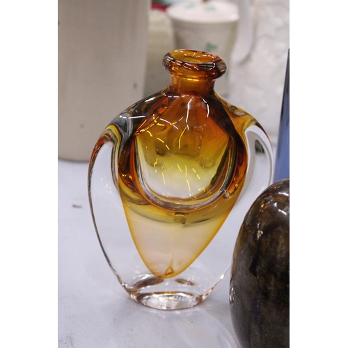 112 - A SIGNED SWEDISH ART GLASS VASE TOGETHER WITH A KARLIN RUSHBROOKE AMBER ART GLASS BOTTLE AND A HAND ... 