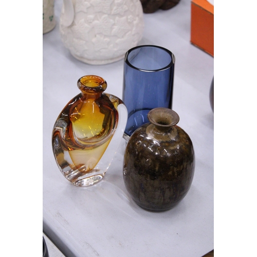 112 - A SIGNED SWEDISH ART GLASS VASE TOGETHER WITH A KARLIN RUSHBROOKE AMBER ART GLASS BOTTLE AND A HAND ... 