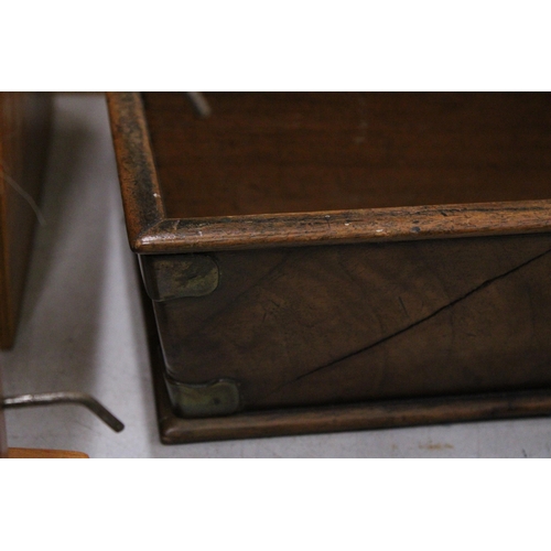 32 - A VINTAGE MAHOGANY CUTLERY TRAY WITH BRASS CORNERS, LENGTH 43CM, HEIGHT 18CM, DEPTH 25CM