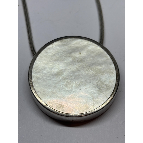 672 - A MARKED SILVER NECKLACE WITH MOTHER OF PEARL PENDANT