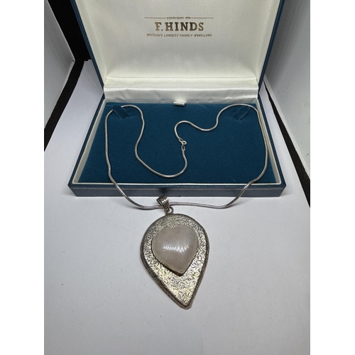 680 - A SILVER NECKLACE WITH HEART AND NATURAL STONE PENDANT IN A PRESENTATION BOX