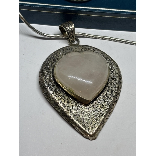 680 - A SILVER NECKLACE WITH HEART AND NATURAL STONE PENDANT IN A PRESENTATION BOX