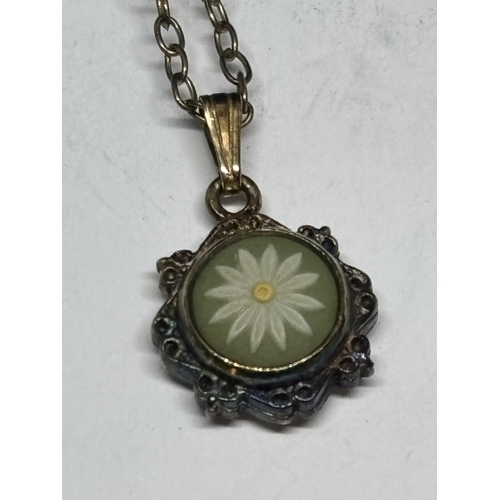 681 - A WEDGWOOD TRI-COLOUR HALLMARKED BIRMINGHAM SILVER DAISY PENDANT ON A CHAIN IN ORIGINAL PRESENTATION... 